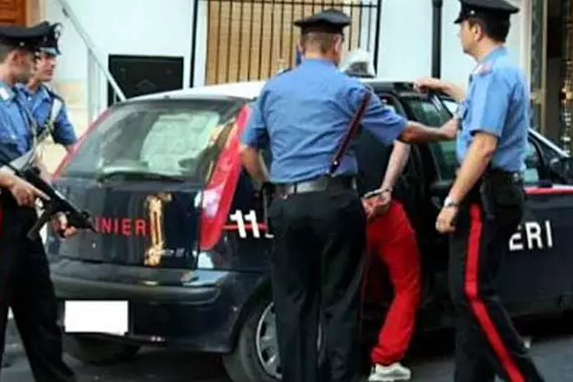 Un român a fost reținut pentru că se plimba prin fața unei școli din Torino complet dezbrăcat