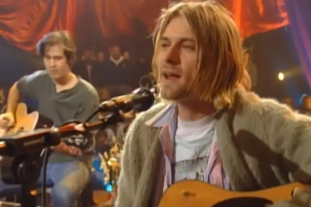 Un cardigan purtat de Kurt Cobain, vândut la licitație pentru 334.000 de dolari. Haina nu a fost spălată niciodată