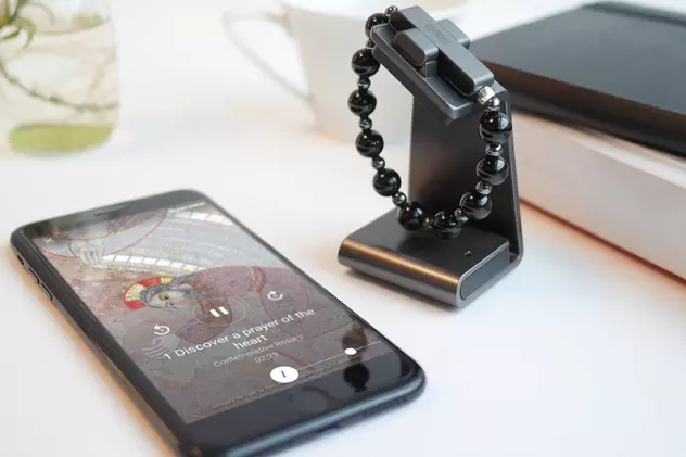 Vaticanul a lansat eRozariul. „Mătăniile inteligente” costă 99 de euro și se conectează la telefon printr-o aplicație