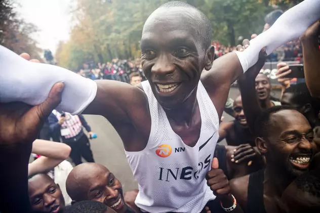 Eliud Kipchoge a terminat maratonul în mai puțin de două ore