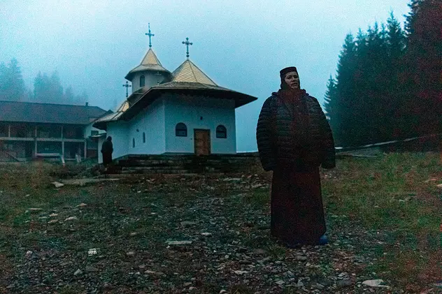 Lupi în iarnă. Cum ajung să fie exploatate femeile care își caută liniștea la mănăstirile românești