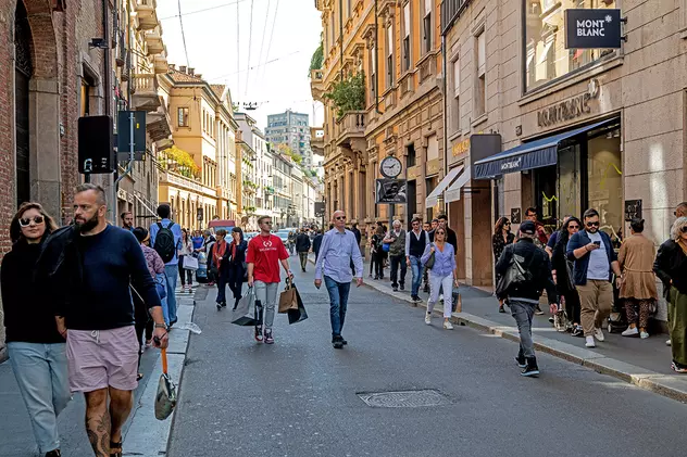La pas pe cea mai luxoasă stradă din Europa. Un metru pătrat construit valorează 38.000 de euro, iar magazinele celebre produc 12% din venitul brut pe cap de locuitor al orașului Milano!