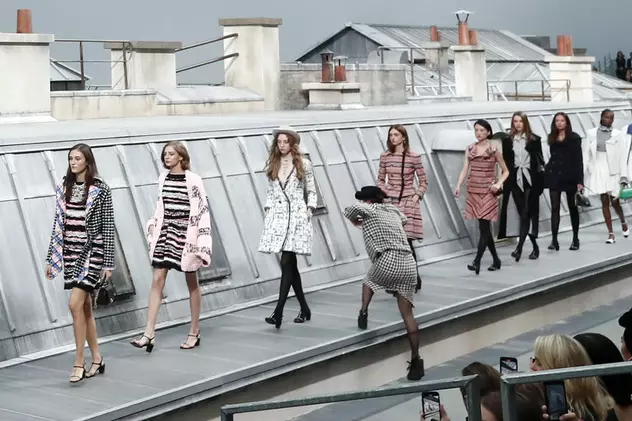 Incident la Săptămâna Modei de la Paris. O spectatoare a urcat pe podium în timpul defilării Chanel. Reacția modelului Gigi Hadid (EPA)