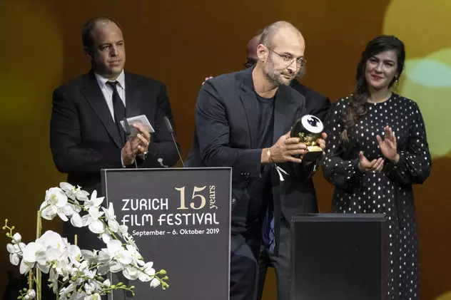 Alexander Nanau a primit „ochii de aur” pentru documentarul Colectiv la Festivalul de Film de la Zurich Foto: EPA