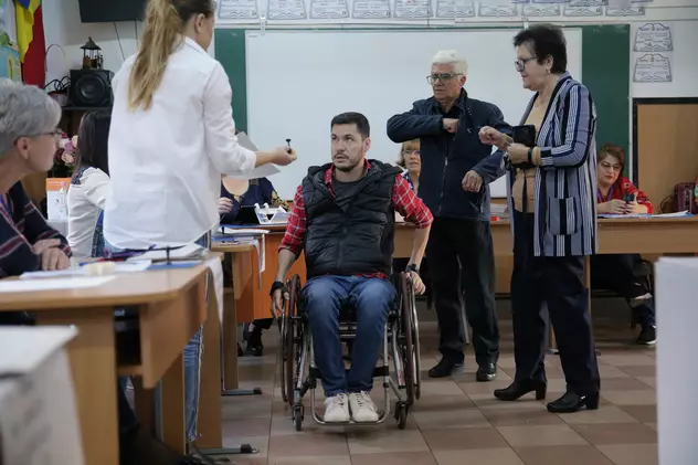 Imagini emoționante: fostul rugbist George Baltă, în scaun cu rotile de 13 ani, la vot de la prima oră