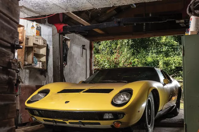Un Lamborghini abandonat într-un hambar a fost vândut cu 1,6 milioane de dolari