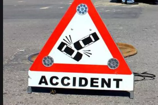 O persoană a murit, iar alta a fost rănită grav într-un accident la Putna. Mașina în care se aflau a întrat în gardul unei case