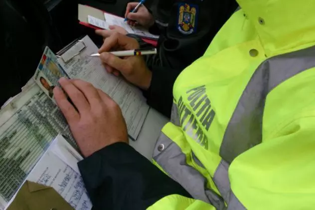 Agenți de la Rutieră Botoșani au dus cu mașina poliției un șofer la bancomat, să scoată banii de șpagă