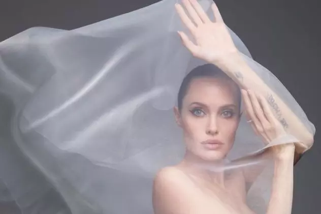 Angelina Jolie a pozat nud pentru revista Harper's Bazaar (foto Harper's Bazaar)