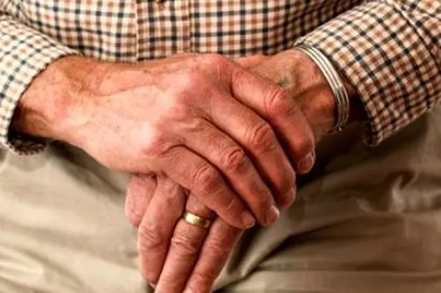 Focar de COVID-19 la un cămin de bătrâni din Hunedoara. 14 persoane sunt infectate, după ce trei persoane asimptomatice au decedat