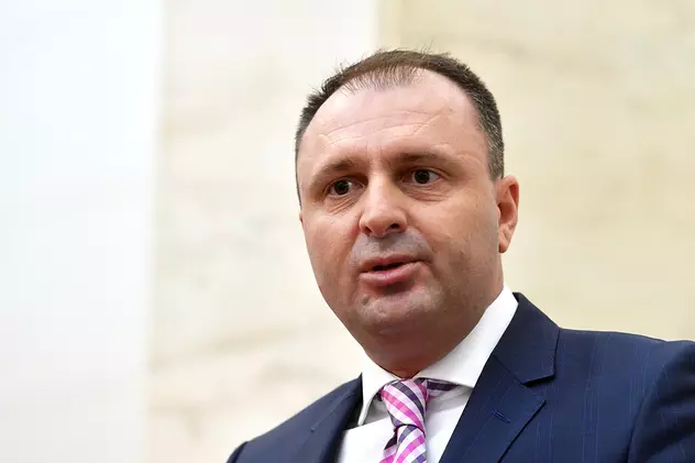 Cristian Petcu a fost numit secretar general ICR fără acordul președintelui ICR. Deși are verdict de plagiat, el va beneficia de spor la salariu