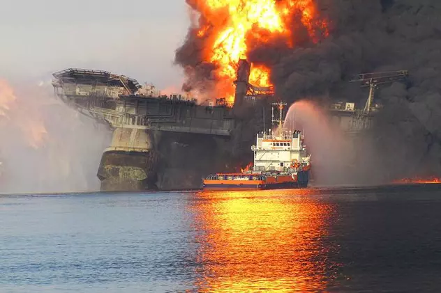 Explozia platformei petroliere Deepwater Horizon și deversarea de petrol din Golful Mexic a fost cel mai grav dezastru ecologic provocat de oameni (FOTO: omofon.com)