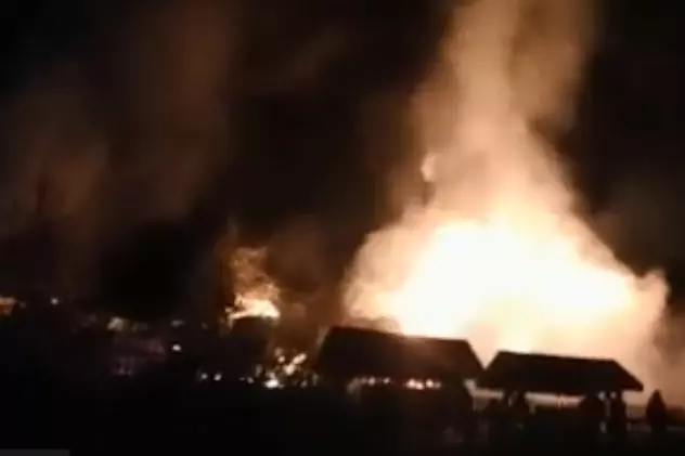 O cabană din Vatra Dornei a ars noaptea trecută. Pompierii s-au luptat zece ore cu flăcările