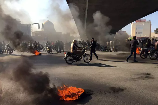 Proteste în Tehran, Iran, după majorarea prețului la benzină