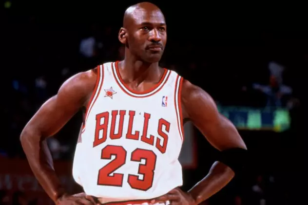O pereche de ghete Air Jordan purtată şi semnată de Michael Jordan, vândută cu suma-record de 560.000 de dolari