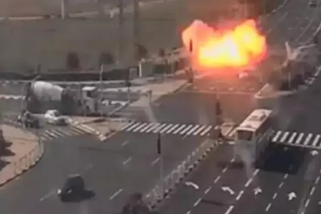 VIDEO | Momentul în care o rachetă lansată din Gaza lovește o autostradă de lângă Tel Aviv, surprins de camerele de supraveghere