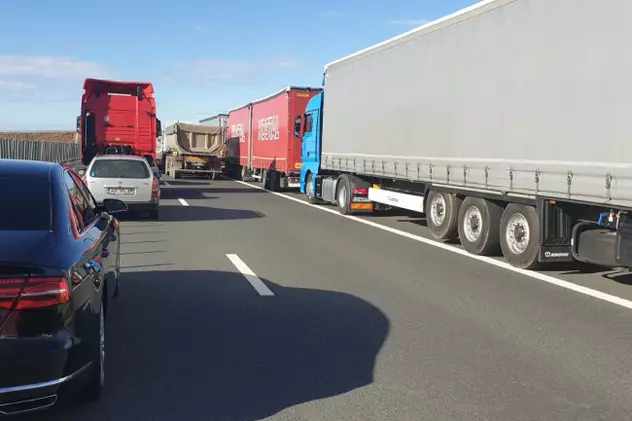 TIR-urile au blocat autostrada către Nădlac, la ieșirea spre Ungaria. Sunt cozi pe 20 de kilometri