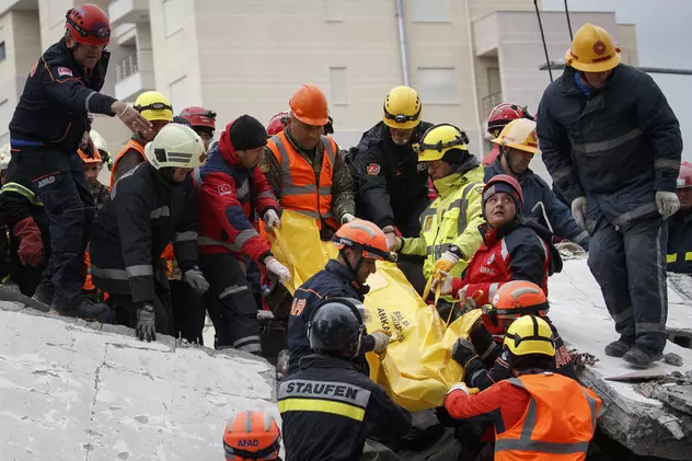 Echipele de salvare, în mijlocul dezastrului din Albania (Foto EPA)