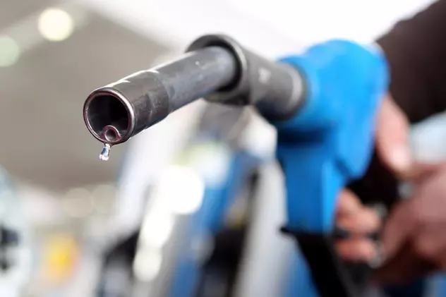 Legea care scumpea indirect carburanții și elimina de pe piață 900 de companii va fi atacată de Guvern la CCR