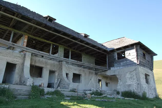 Mafia din munți. Cum s-a pierdut ”din pix” o cabană istorică din Făgăraș. ”Pot s-o și dărâme dacă vor, că în acte nu mai există”