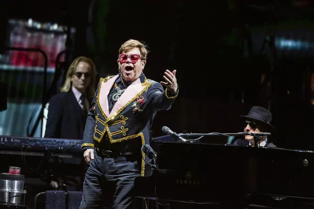 Elton John, cu pamperși la concert. Cântărețul a trecut prin momente neplăcute