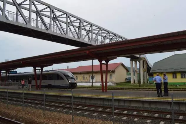 O copilă de 13 ani s-a așezat între șinele de cale ferată, la Vaslui. Ce a urmat