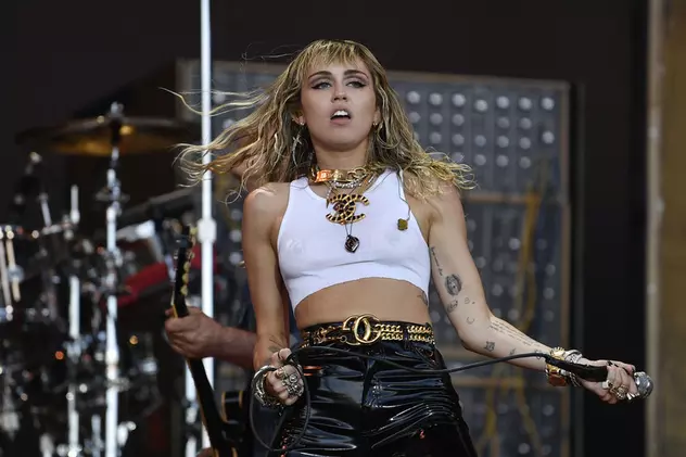 Miley Cyrus și-a făcut două tatuaje noi. Ce mesaje a ales vedeta
