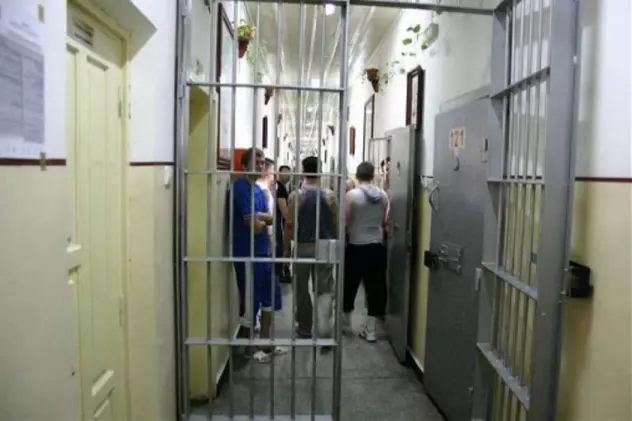 În penitenciarele din țară se vaccinează doar deținuții, nu și angajații