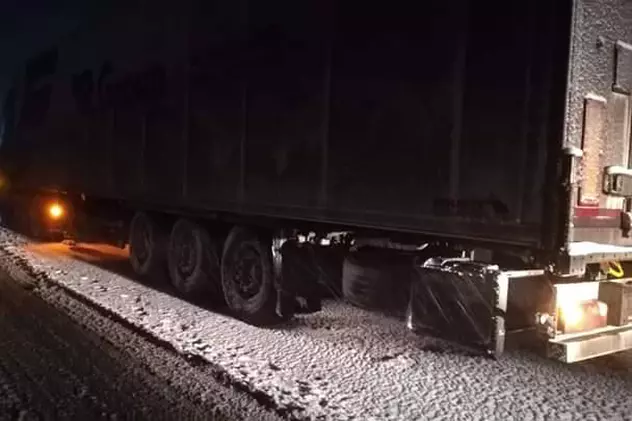 Drum național blocat de un camion, în Suceava. Atenționare pentru șoferi: E viscol!