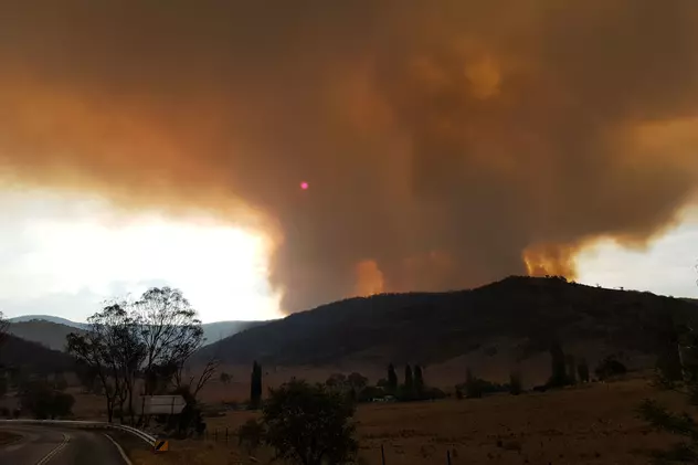 Locuitorii de lângă Canberra, avertizați să părăsească locuințele din cauza incendiilor. Incendiile de lângă Canberra, Australia