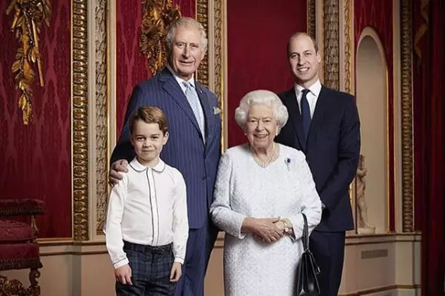 Portret de familie. Regina Elisabeta a II-a a pozat alături de moştenitorii tronului