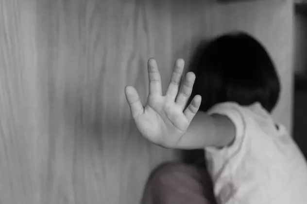 Numărul abuzurilor contra minorilor a scăzut în timpul carantinei. Experții susțin că nu e o veste bună