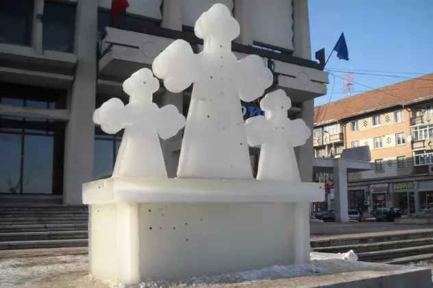 Tradiție la Suceava. Crucile de gheață, făcute de 130 de ani de pompierii voluntari din Bosanci. Ce spune legenda