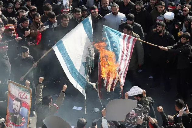 Steagurile SUA și al Israelului, arse la Teheran, în timpul funeraliilor pentru moartea lui Soleimani FOTO: EPA