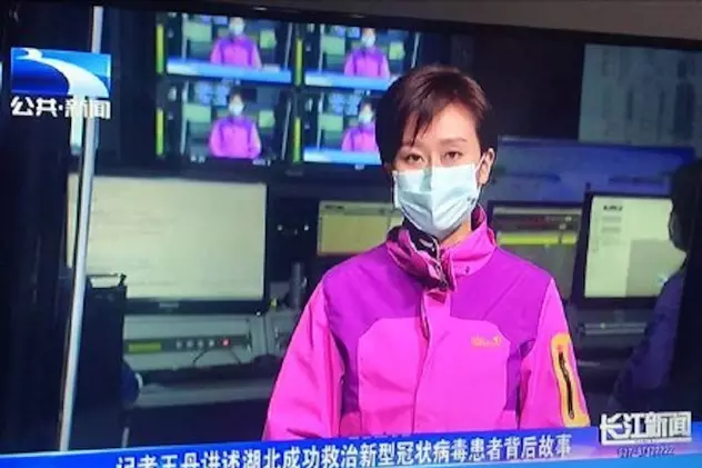 Prezentatorii TV poartă măști de protecție în Wuhan FOTO: Twitter