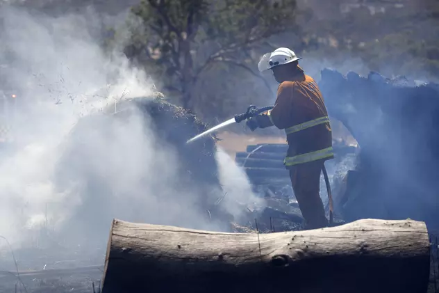 Un bărbat din Australia care s-a adăpostit de incendiu într-un rezervor cu apă a murit. Un altul a fost arestat pentru că s-a dat victimă, deși nu pățise nimic