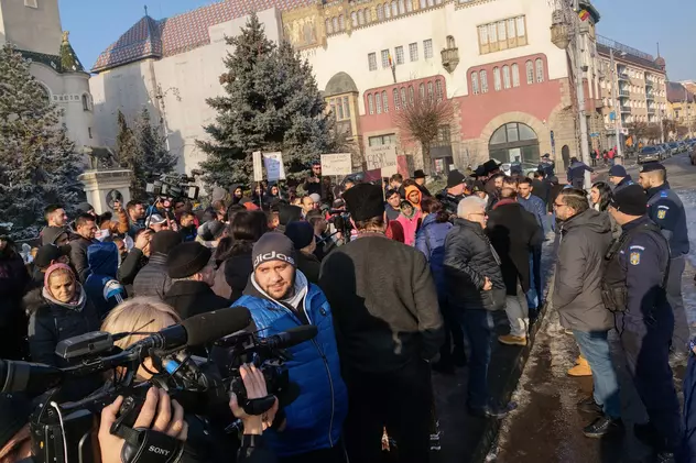 Protest la Târgu Mureș. Romii cer retragerea decorației primarului Dorin Florea, după declarațiile acestuia privind copiii