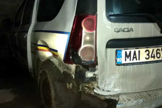 Un șofer băut a lovit tocmai mașina radar a Poliției Botoșani, aruncând-o în șanț. Comisarul din autospecială dădea o amendă