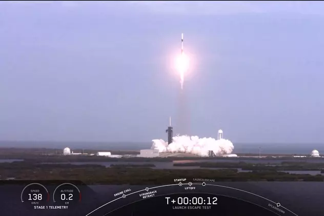 SpaceX a testat un sistem de catapultare a astronauților. Este activat dacă racheta se defectează în zborSpaceX a testat un sistem de catapultare a astronauților. Este activat dacă racheta se defectează în zbor