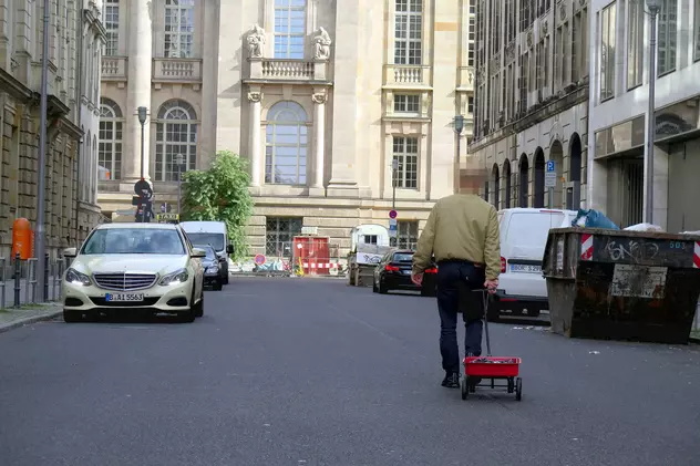 Un artist a dat peste cap Google Maps după ce s-a plimbat prin Berlin cu un cărucior cu 99 de telefoane mobile