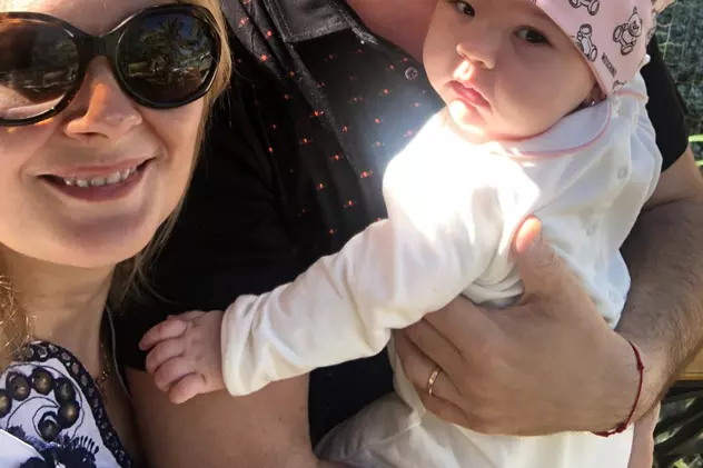 Și-a sărbătorit fiica de 6 luni în Dubai! Sandra Stoicescu a avut curaj să zboare timp de cinci ore cu bebelușul