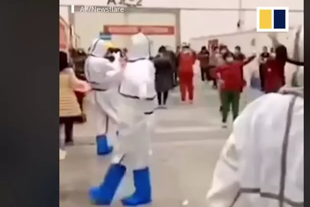 Imagini emoționante: Doctorii din Wuhan dansează cu bolnavii de coronavirus pentru a le ridica moralul