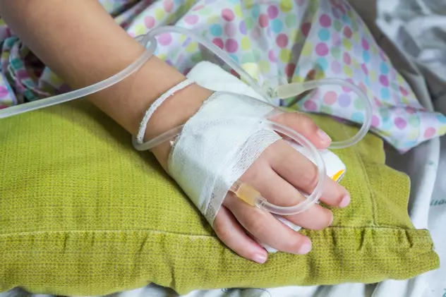 Fetița grav bolnavă din Craiova, care a așteptat ore în șir un transfer, a ajuns în sfârșit la Spitalul „Marie Curie” din București