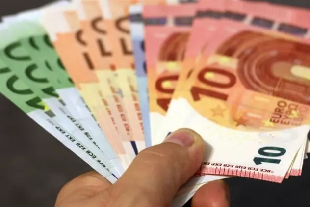 Curs valutar 28 februarie. Euro a urcat vertiginos. Nou maxim istoric