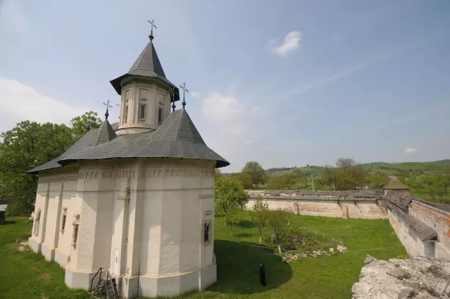 Mănăstirea Mera: Iconostas și jilț arhieresc, propuse spre clasare