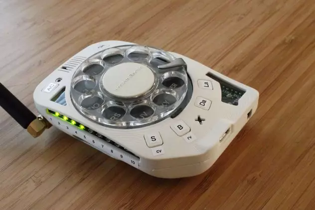 Concurenţă pentru telefoanele "deştepte": o ingineră din SUA a inventat telefonul "prostănac"