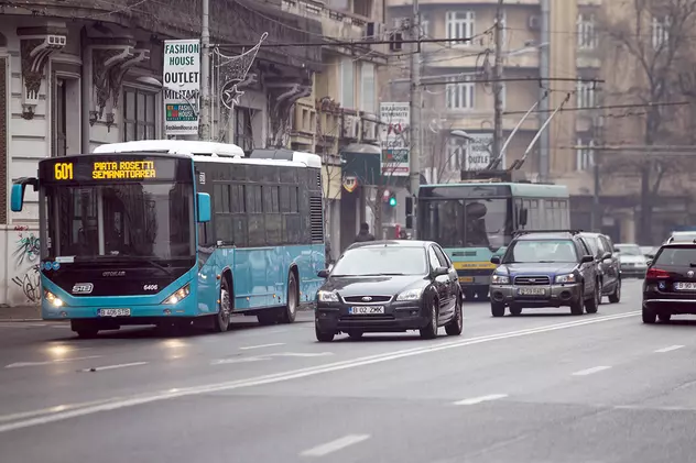 Greva angajaților STB s-a încheiat. Autobuzele, troleibuzele și tramvaiele au ieșit azi pe trasee