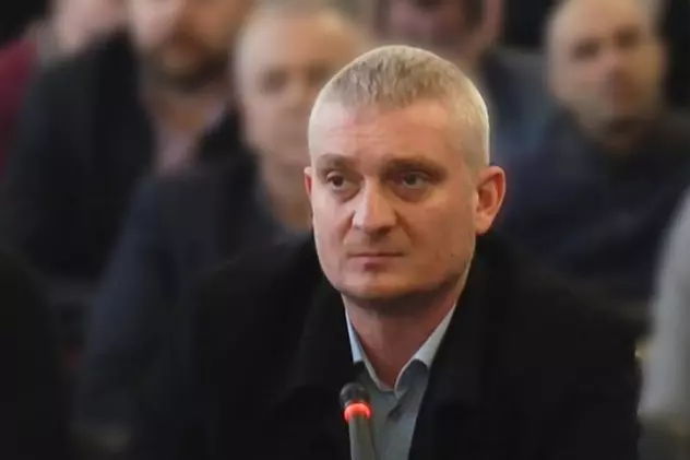 Consilierul PNL Andrei Kadas, către şeful Poliției Braşov, chestorul Valentin Flucuş: „Gunoiule”!