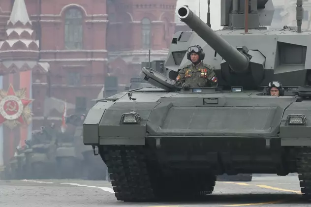 Tancurile rusești, bune pentru războaie, defilări militare, dar și cereri în căsătorie FOTO: EPA