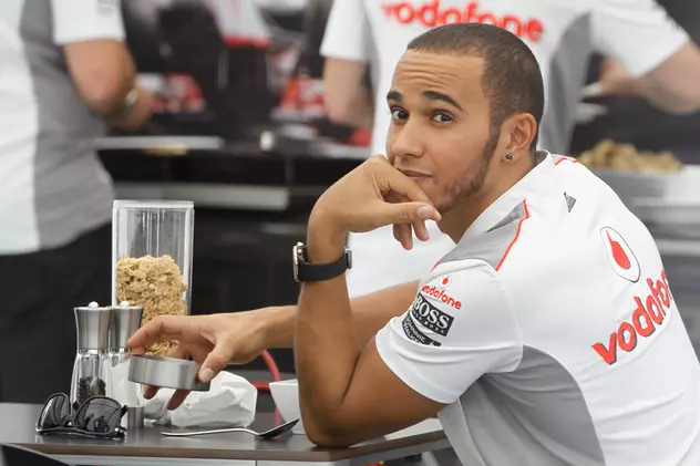 Lewis Hamilton își vinde apartamentul în care n-a dormit niciodată. Zona ”mustește” de vedete